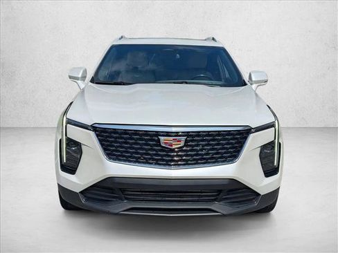 Used 2024 Cadillac XT4 Luxury w/ Cold Weather Package FWD image 2