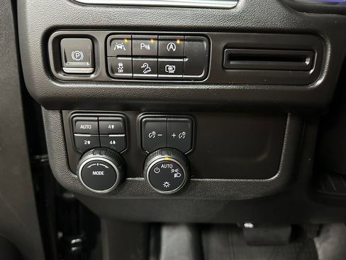 Used 2023 Chevrolet Suburban Z71 w/ Luxury Package AWD/4WD image 35