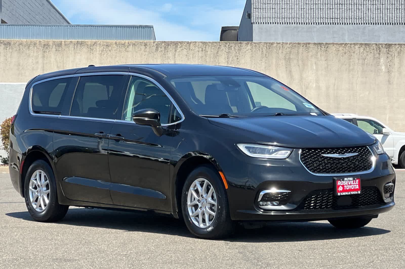 Used 2024 Chrysler Pacifica Touring-L FWD image 5