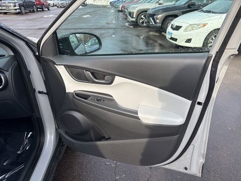 Used 2023 Hyundai Kona SEL image 7