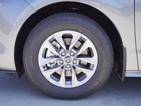 Certified 2026 Toyota Sienna XLE FWD image 22