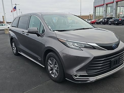 Used 2021 Toyota Sienna XLE image 1