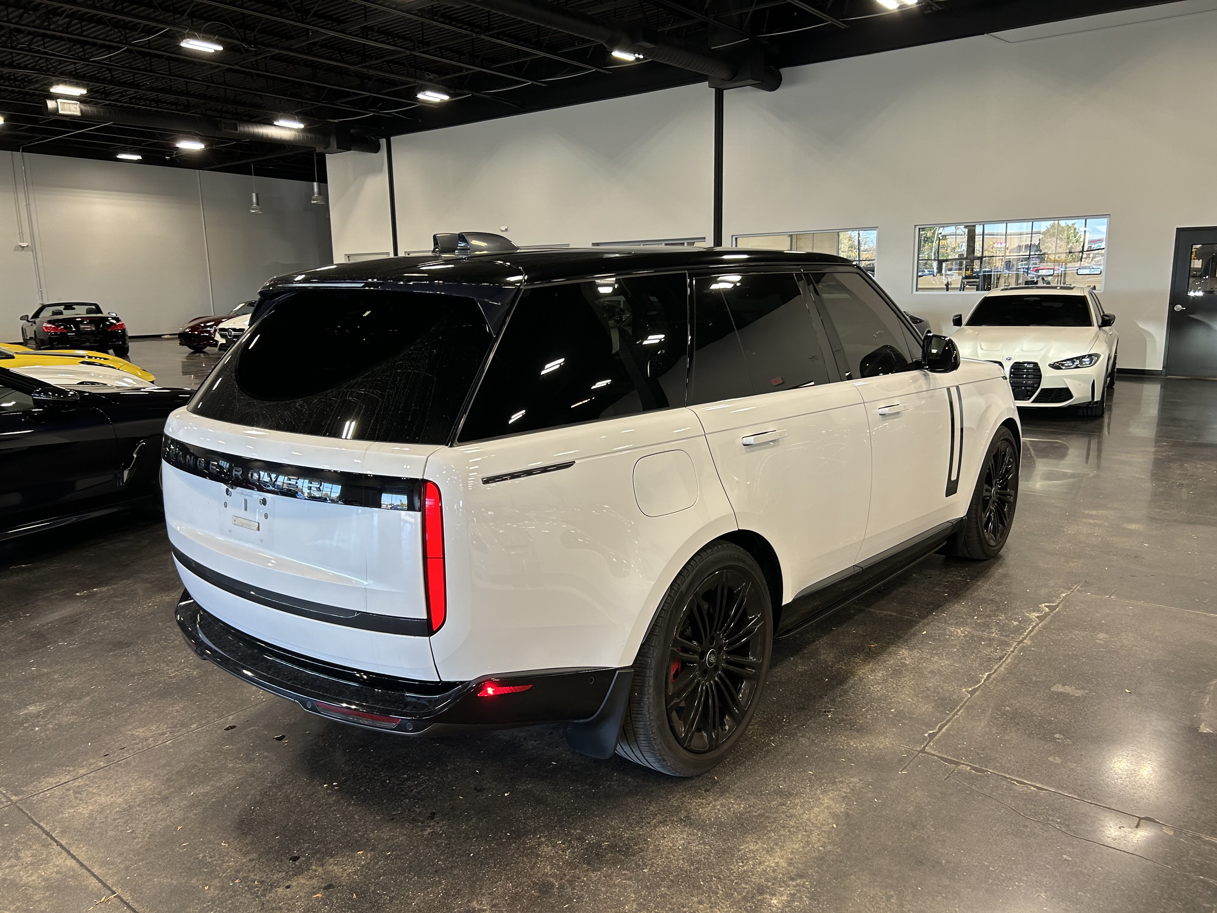 Used 2024 Land Rover Range Rover SE AWD/4WD image 2