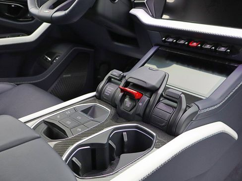 Used 2025 Lamborghini Urus SE AWD/4WD image 39