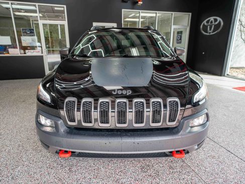 Used 2017 Jeep Cherokee Trailhawk image 6