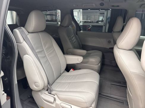 Used 2011 Toyota Sienna XLE w/ Premium Pkg AWD/4WD image 32