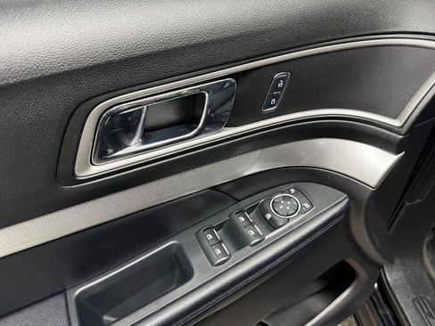 Used 2017 Ford Explorer XLT AWD/4WD image 23