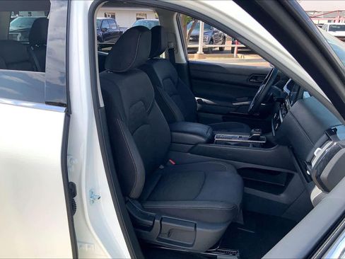 Used 2025 Nissan Pathfinder SV FWD image 9
