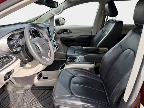 Used 2023 Chrysler Pacifica Touring-L image 12