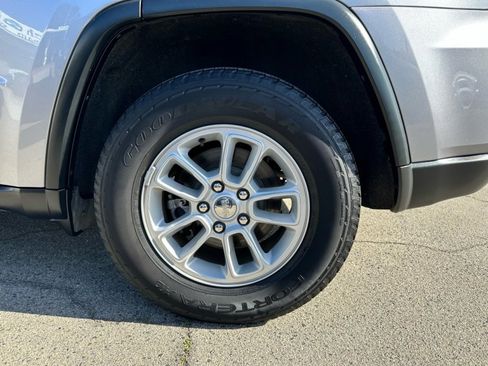 Used 2018 Jeep Grand Cherokee Laredo RWD image 8