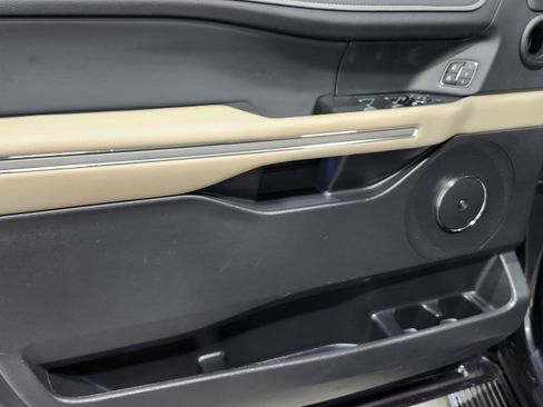 Used 2024 Ford Expedition Limited image 27