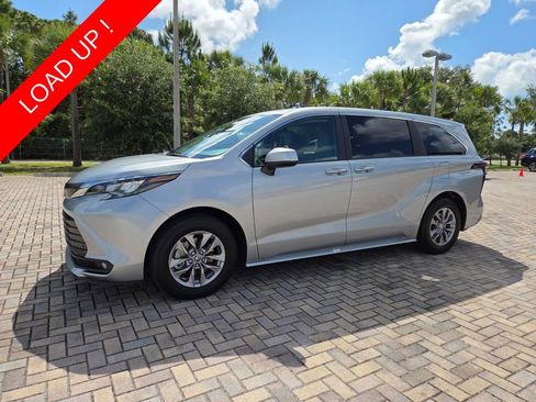 Used 2025 Toyota Sienna XLE FWD image 3