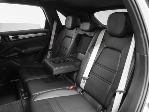 Certified 2023 Porsche Cayenne Platinum Edition AWD/4WD image 38