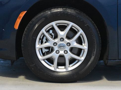 Used 2023 Chrysler Pacifica Touring-L FWD image 27