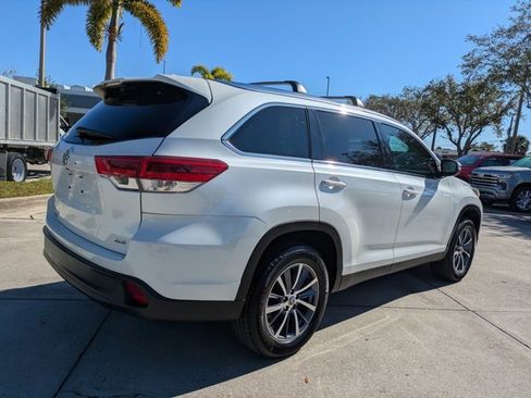 Used 2019 Toyota Highlander XLE image 4