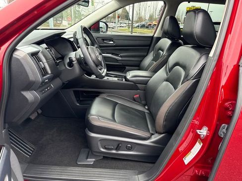 Used 2023 Nissan Pathfinder SL w/ Black Appearance Package image 16