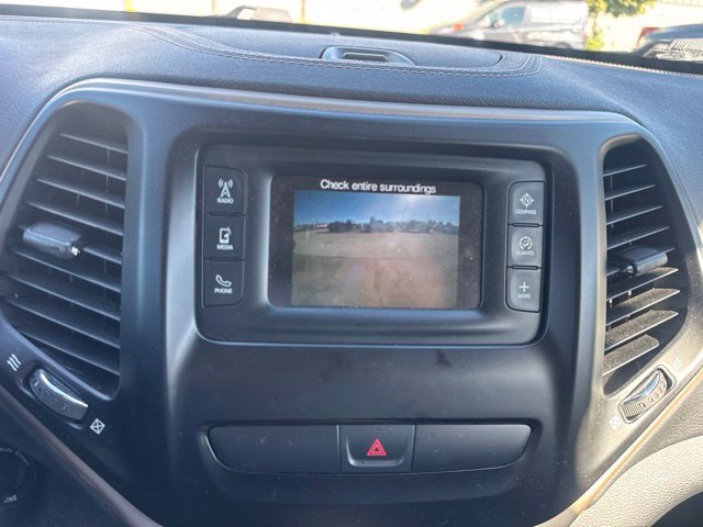 Used 2018 Jeep Cherokee Latitude w/ Cold Weather Group FWD image 14