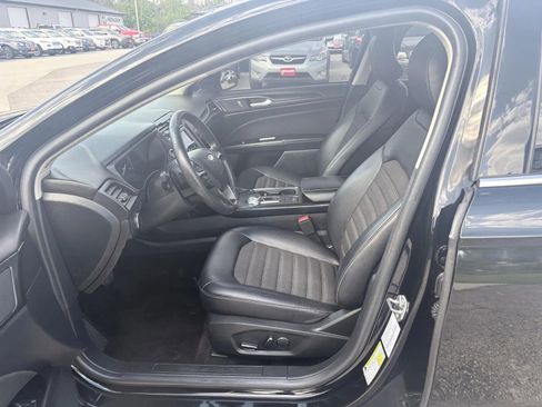 Used 2018 Ford Fusion SE w/ Equipment Group 201A FWD image 12