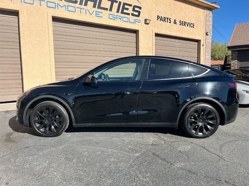 Used 2022 Tesla Model Y Long Range AWD/4WD image 3