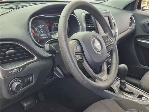Used 2020 Jeep Cherokee Latitude FWD image 6