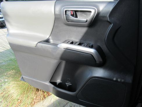 Used 2022 Toyota Tacoma SR5 w/ Technology Package RWD image 20
