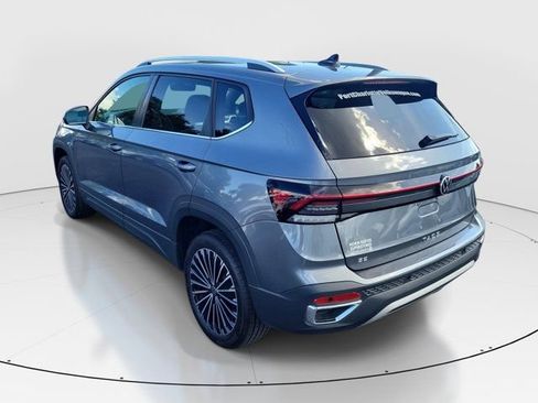 Certified 2025 Volkswagen Taos SE FWD image 31