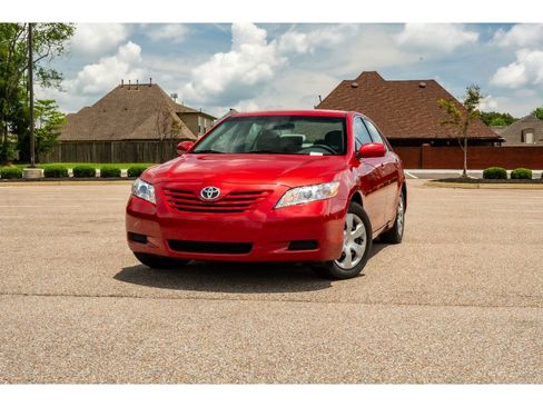 Used 2009 Toyota Camry LE FWD image 1