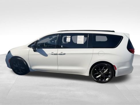 Used 2025 Chrysler Pacifica Limited FWD image 5