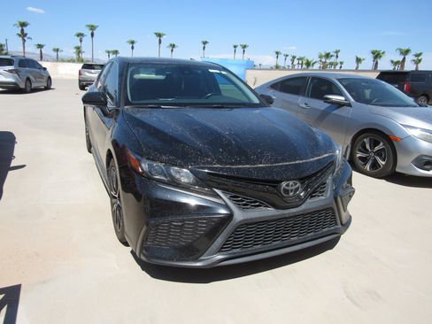 Used 2022 Toyota Camry SE w/ Carpet Mat Package (TMS) FWD image 2