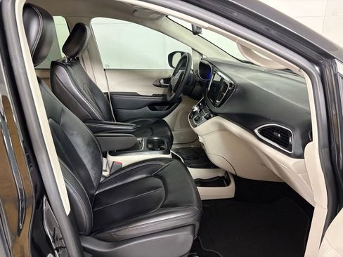 Used 2023 Chrysler Pacifica Touring-L FWD image 15
