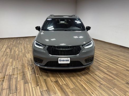 Used 2025 Chrysler Pacifica Limited FWD image 2