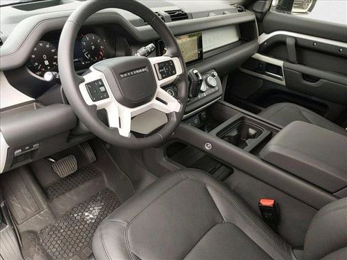 New 2024 Land Rover Defender 110 SE image 3