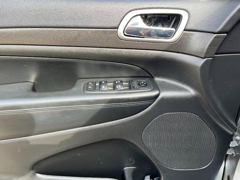 Used 2018 Jeep Grand Cherokee Laredo image 6