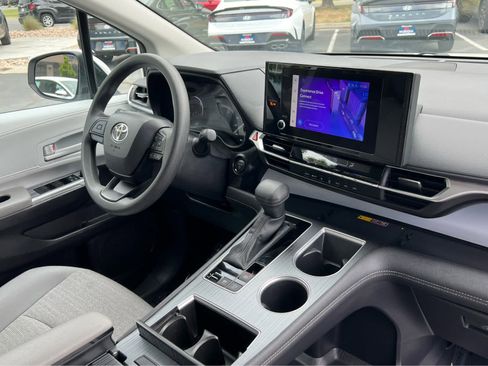 Used 2025 Toyota Sienna LE FWD image 20
