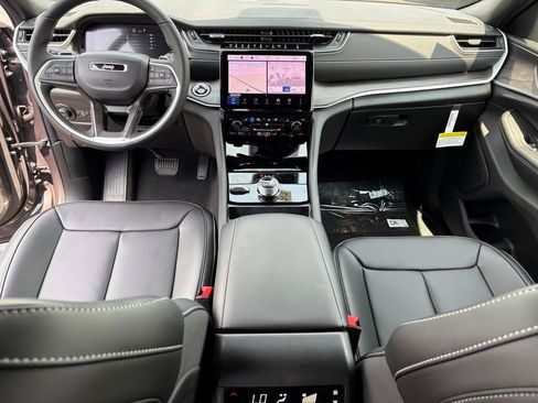 New 2025 Jeep Grand Cherokee L Limited w/ Luxury Tech Group II image 38