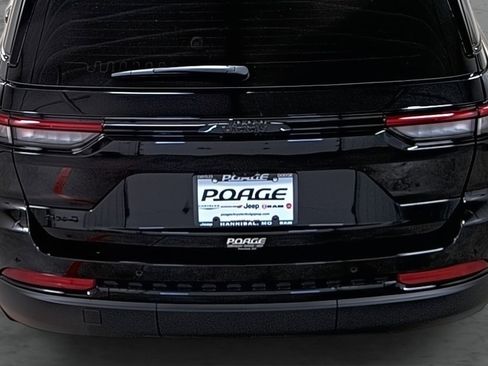 New 2025 Jeep Grand Cherokee Altitude image 11