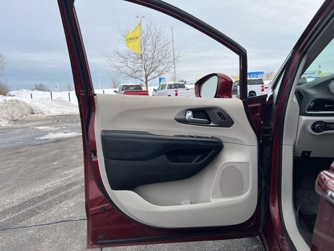 Used 2018 Chrysler Pacifica Limited image 8