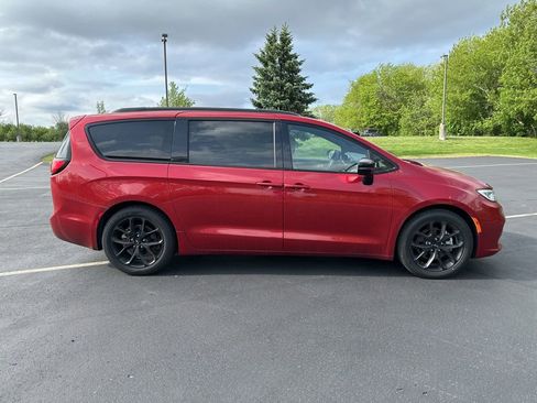 Used 2025 Chrysler Pacifica Limited FWD image 2