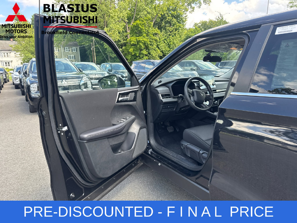 Used 2025 Mitsubishi Outlander ES AWD/4WD image 10