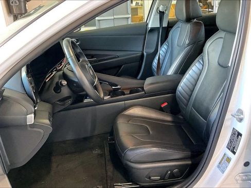 Used 2025 Hyundai Elantra Limited image 3