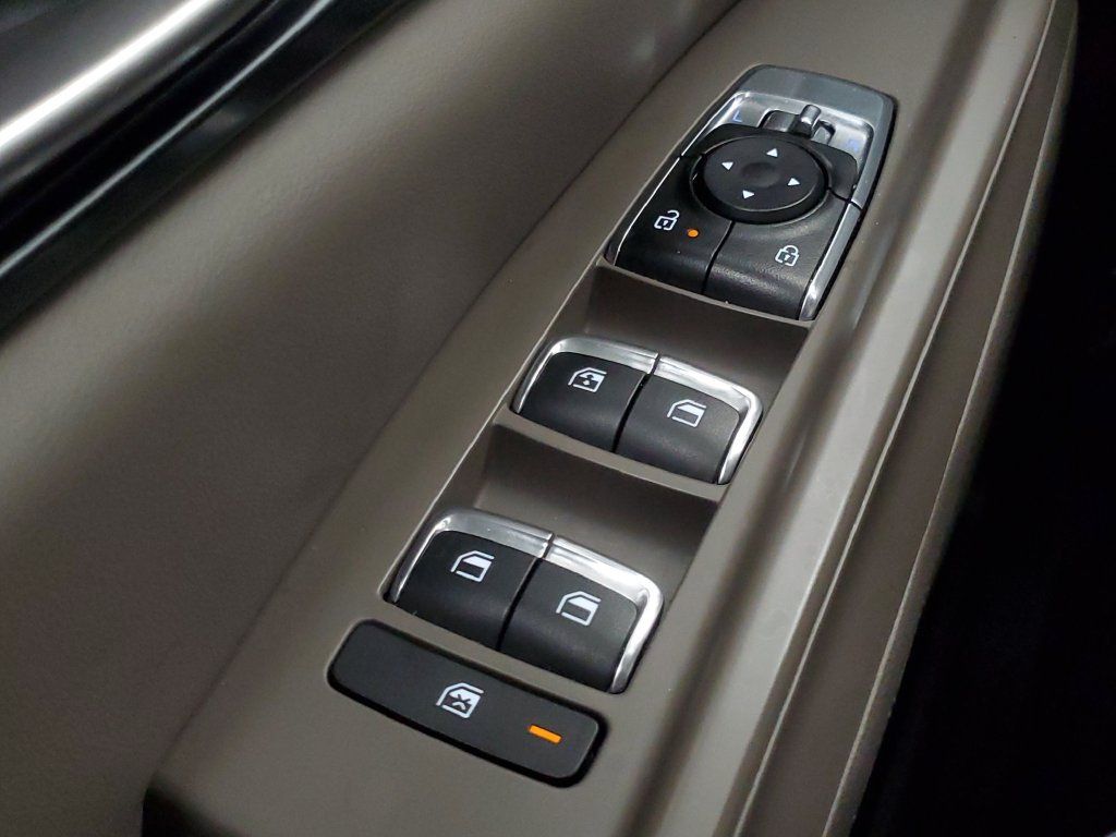 Used 2025 Kia Carnival FWD image 14