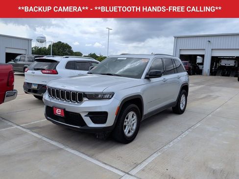 Used 2025 Jeep Grand Cherokee Laredo image 3