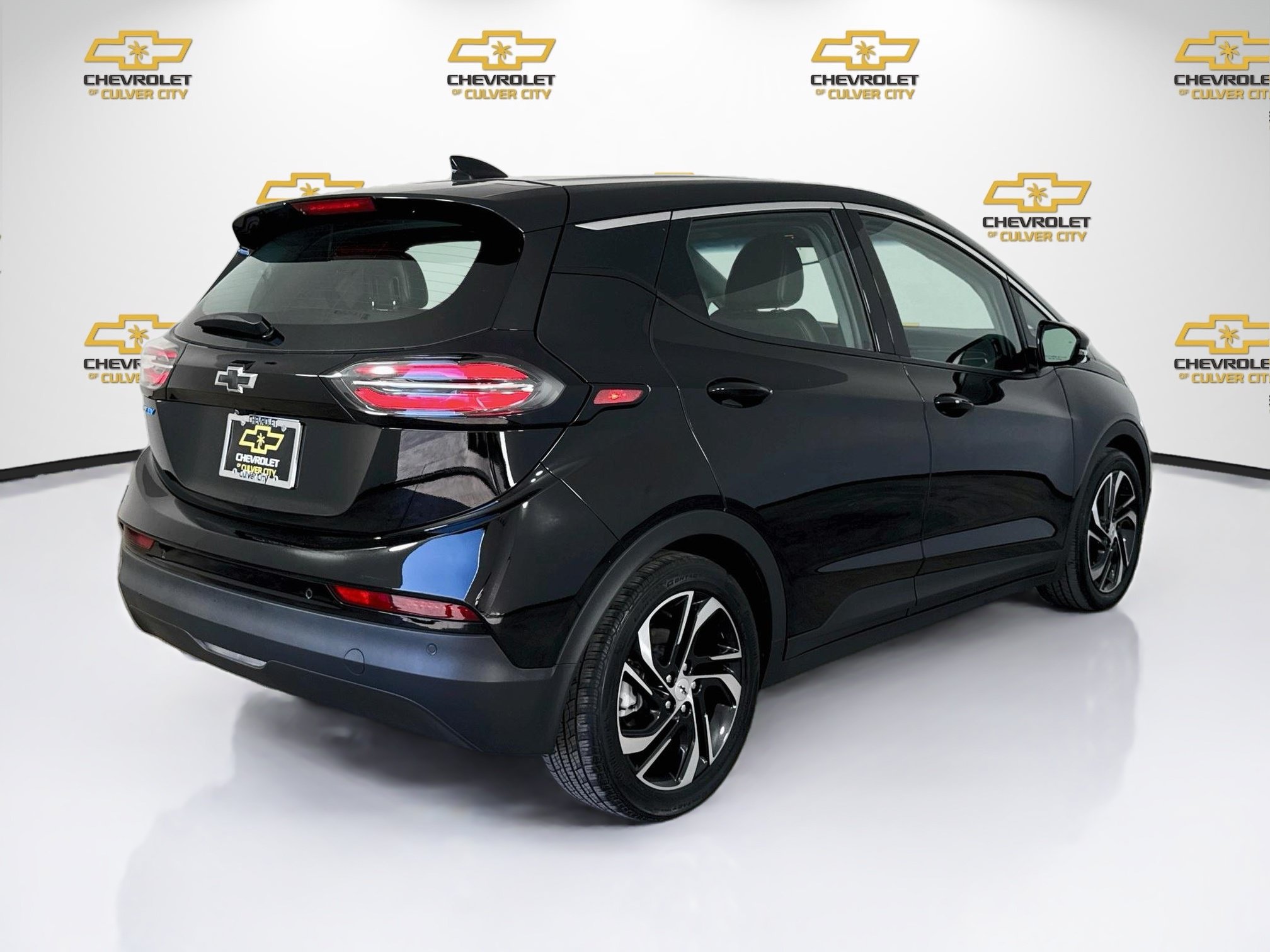 Used 2023 Chevrolet Bolt LT w/ Infotainment Package FWD image 8