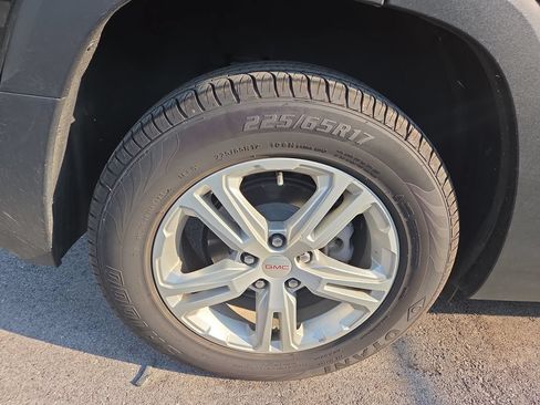 Used 2024 GMC Terrain SLE FWD image 3