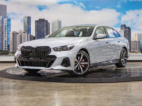 New 2026 BMW 550e xDrive w/ Executive Package image 2