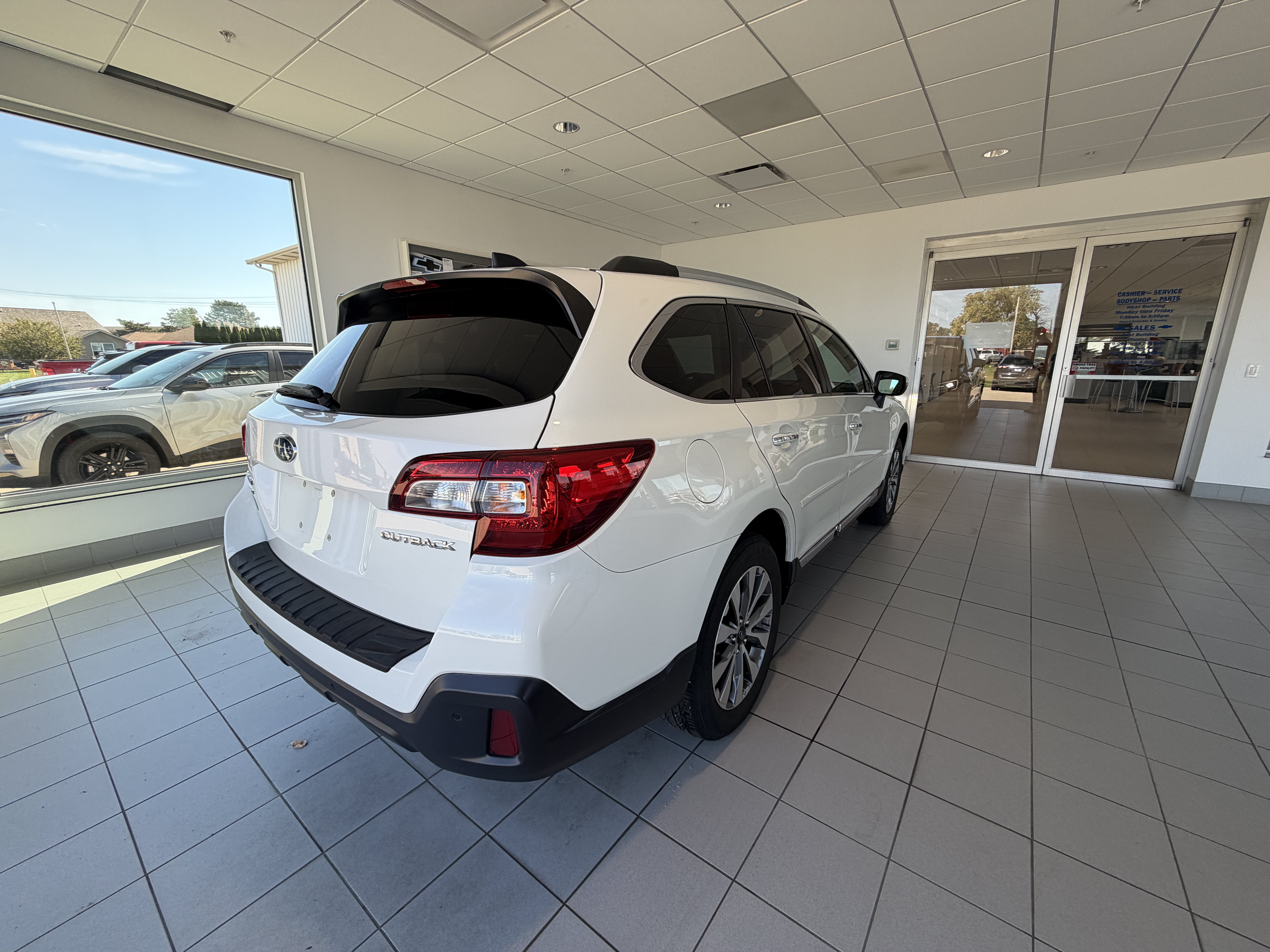 Used 2018 Subaru Outback 2.5i Touring AWD/4WD image 7