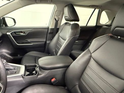 Used 2019 Toyota RAV4 XLE Premium image 28