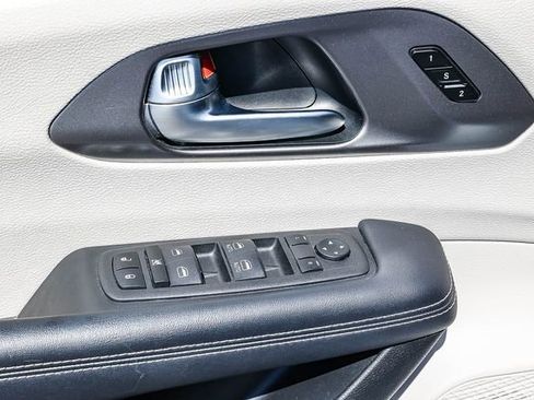 Used 2023 Chrysler Pacifica Touring-L FWD image 22
