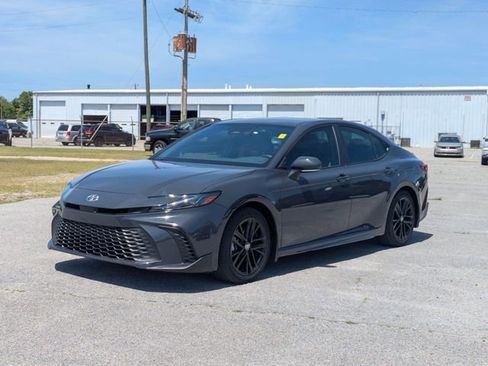Used 2025 Toyota Camry SE FWD image 6