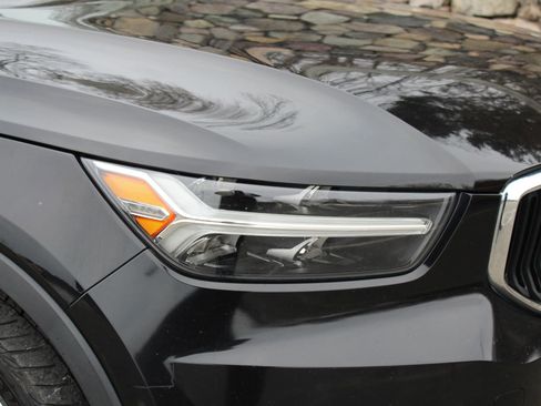 Used 2019 Volvo XC40 T5 Momentum image 34